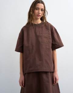 Structured woven tee in chocolate