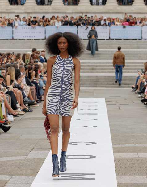 Topshop – Strukturiertes Neckholder-Minikleid mit Zebramuster - view 1