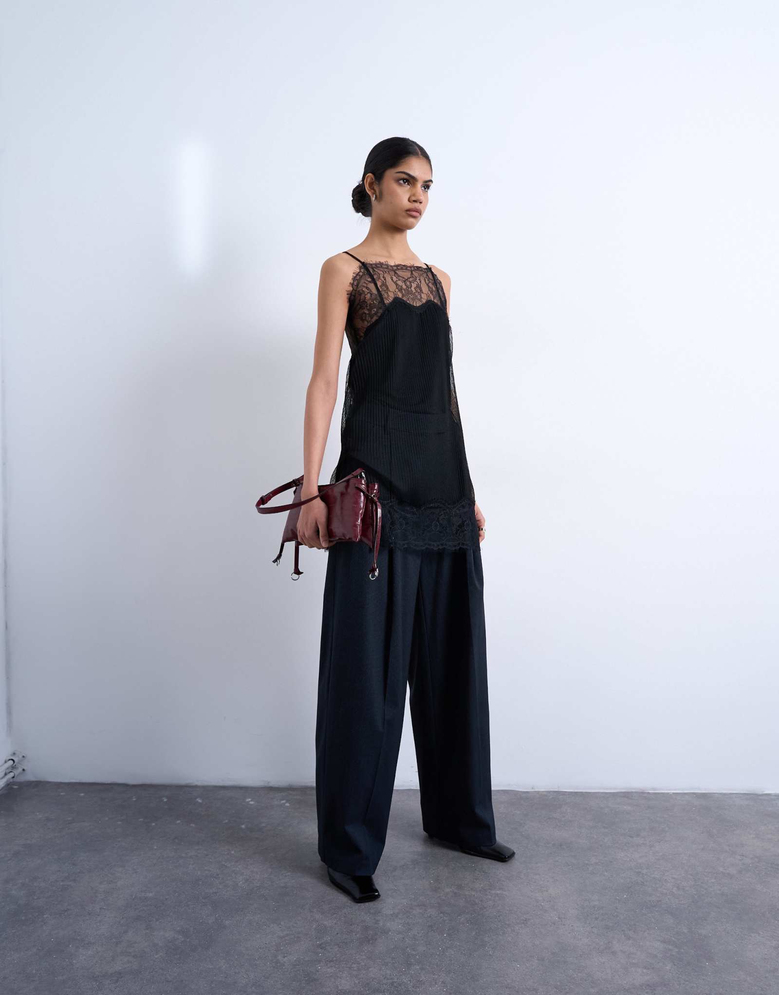 Брюки темно-синего цвета с низкой посадкой и пряжкой в тонкую полоску от Topshop - часть комплекта