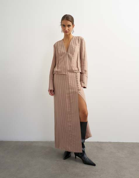 Topshop sukienka maxi z wiskozy o satynowym wykończeniu, w paski, z obniżoną talią, długim rękawem i kopertowym przodem w kolorze taupe - view 1
