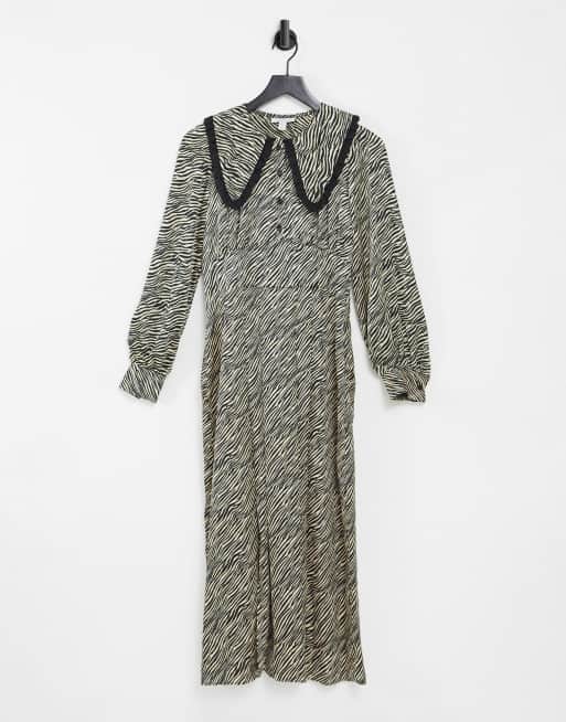 Topshop – Sukienka midi z ozdobnym kołnierzem w monochromatyczny wzór zebry