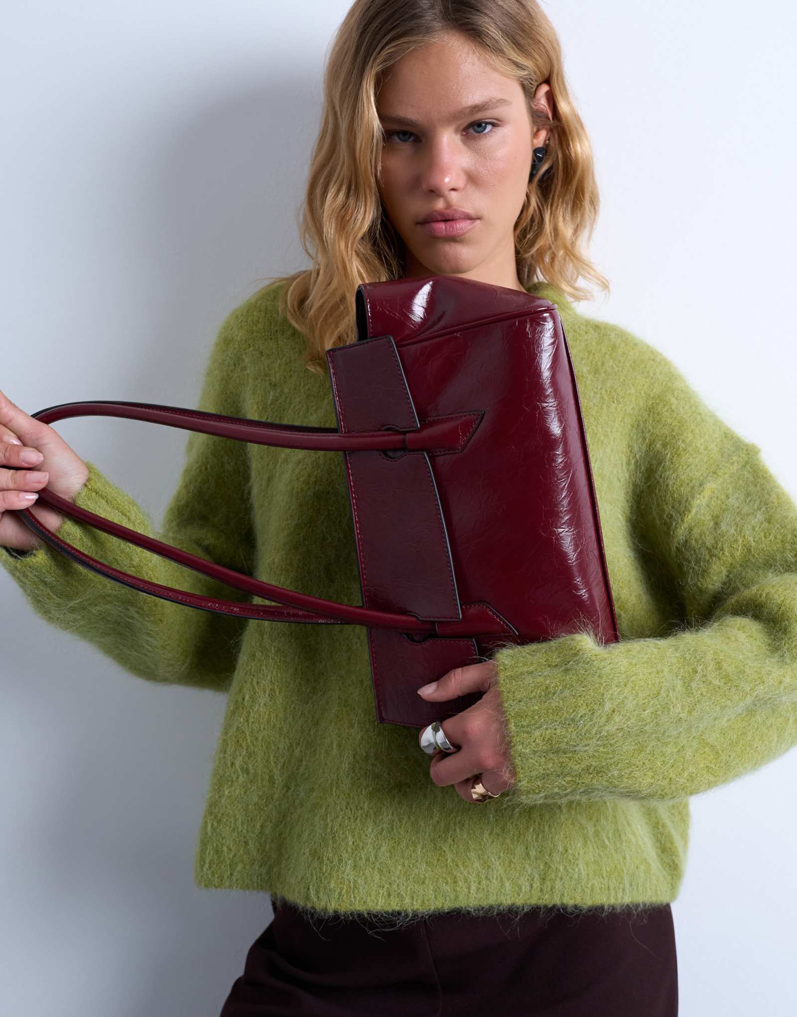 Сумка через плечо Topshop sunny с асимметричным клапаном бордового цвета