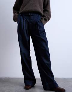 Model wearing Super high waisted belted tailored jean in indigo