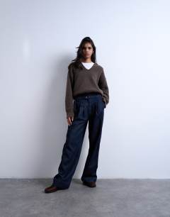 Model wearing Super high waisted belted tailored jean in indigo