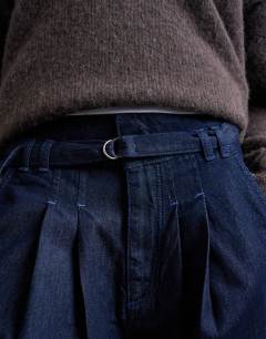 Model wearing Super high waisted belted tailored jean in indigo