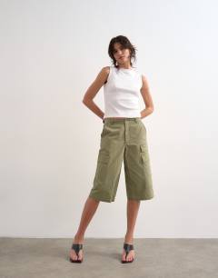 Model wearing Super longline ripstop cargo short in khaki