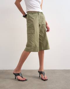 Model wearing Super longline ripstop cargo short in khaki