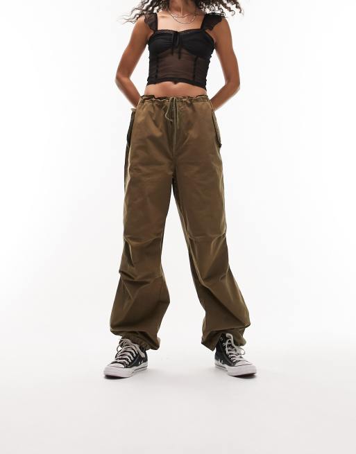 Topshop – Super-Oversize-Fallschirmhose aus khakifarbener Baumwolle mit Cargo-Taschen