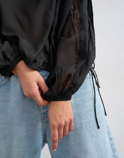 Topshop – Svart blus med spetsdetaljer och rysch i sidan, 3 av 4