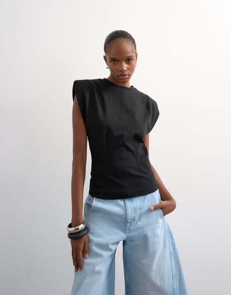 Topshop – Svart t-shirt med axelvaddar - view 1