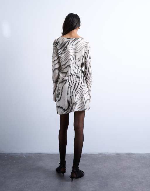 Topshop – Svartvit, asymmetrisk mini-teaklänning med abstrakt mönster, 2 av 4