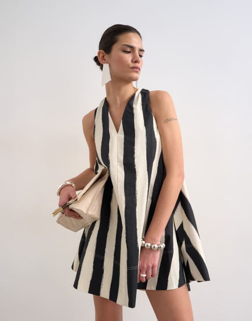 Topshop – Svartvit, randig miniklänning i trapetsstil med halterneck och bred fåll, 2 av 4