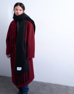 Model wearing Sydney blanket scarf in black