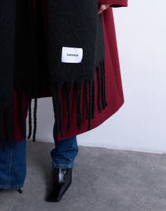 Model wearing Sydney blanket scarf in black