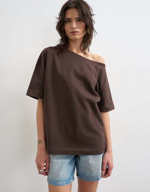 Topshop – T-Shirt in dunklem Schokobraun mit abfallender Schulterpartie, 2 von 4