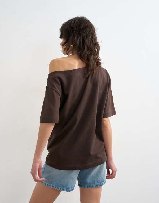 Topshop – T-Shirt in dunklem Schokobraun mit abfallender Schulterpartie, 4 von 4