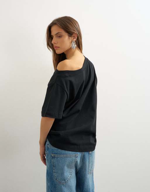 Topshop – T-Shirt in Schwarz mit abfallender Schulterpartie, 4 von 4