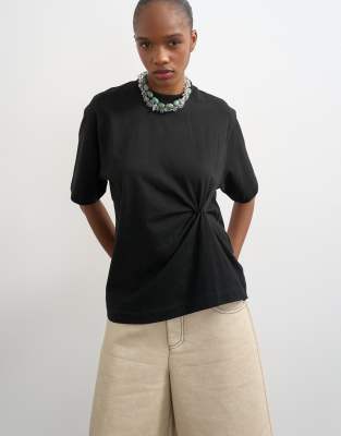 Topshop - T-Shirt in Schwarz mit verdrehtem Faltendetail