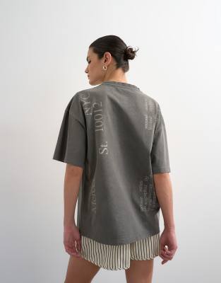 Topshop - T-Shirt in verwaschenem Schwarz mit überschnittenen Schultern und „Mercer"-Print