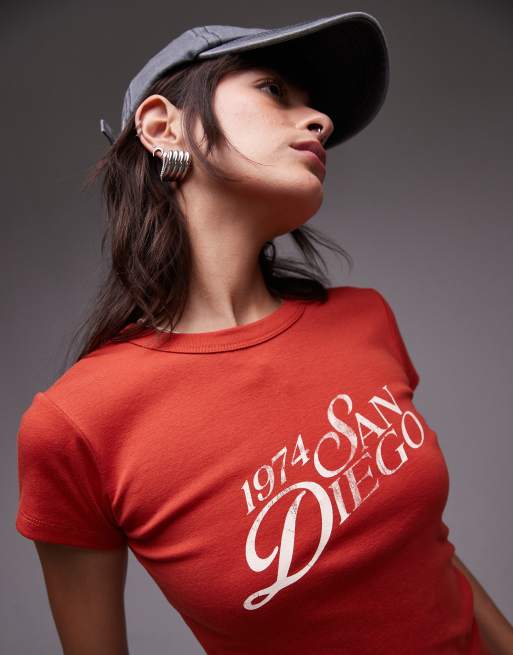 Topshop - T-shirt met lange pasvorm en San Diego-print in rood