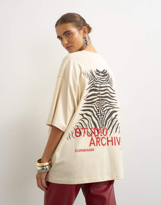 Topshop T-shirt met print 'Studio Archive' oversized in ecru, 3 van 4