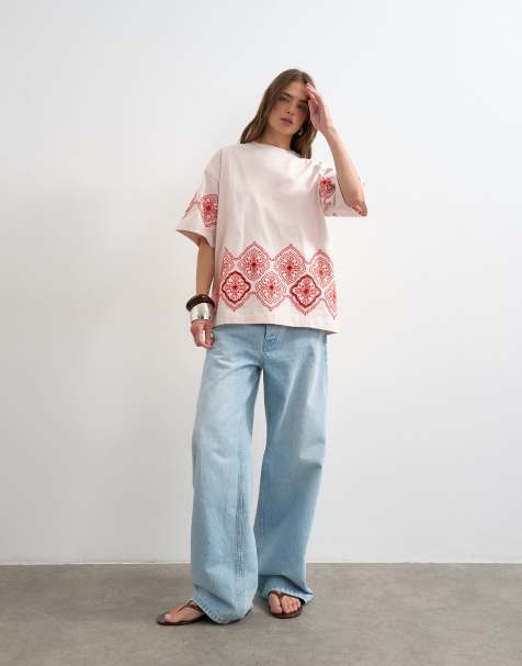 Topshop - T-shirt oversize à broderie contrastante et découpe - Rose clair - view 1