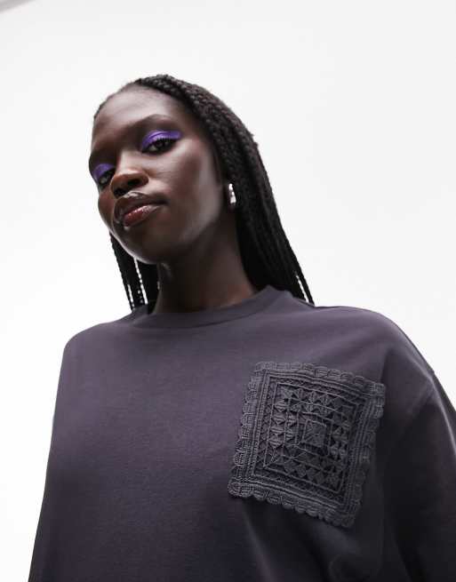 Topshop - T-shirt oversize antracite con strati sovrapposti applicati all'uncinetto, 2 di 4