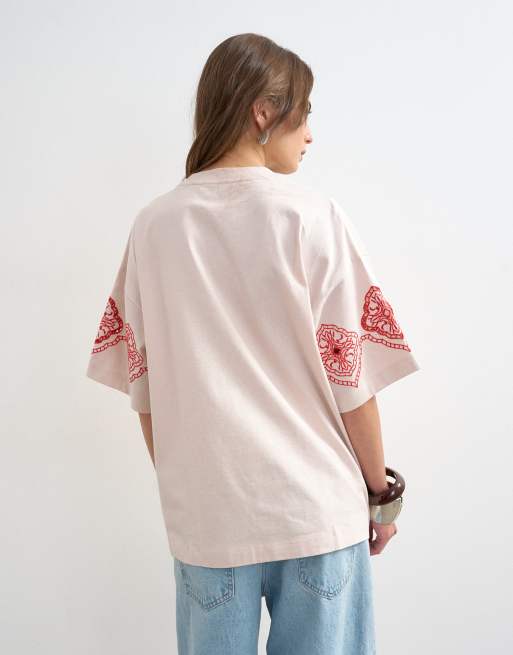 Topshop - T-shirt oversize rosa chiaro ricamata con cut-out a contrasto, 4 di 4