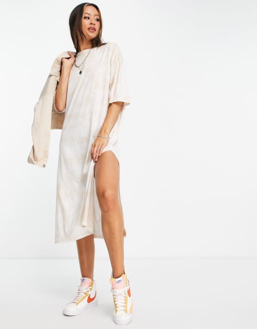 Topshop – T-shirtowa sukienka midi oversize w kolorze piaskowo-białym 