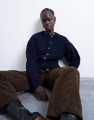 Topshop - Taillierte Strickjacke in Marineblau mit Zopfmuster