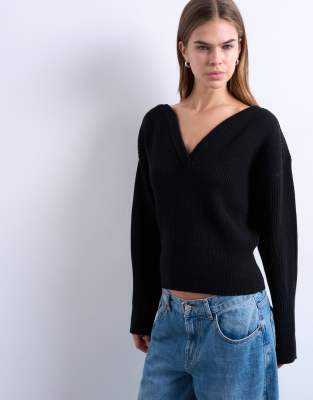 Topshop - Taillierter Strickpullover in Schwarz mit herzförmigem Ausschnitt