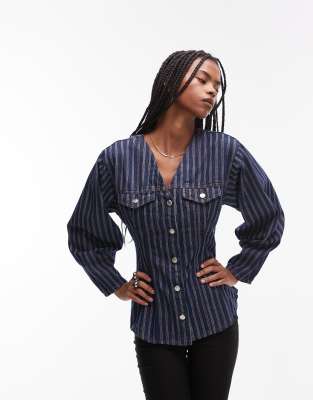 Topshop - Tailliertes Jeanshemd in Indigoblau mit roten Streifen