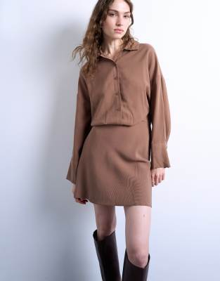 Topshop - Tailliertes, superkurzes Hemdblusenkleid aus Cupro in Braun-Brown