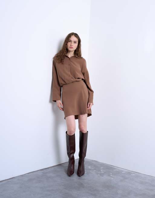 Topshop – Tailliertes, superkurzes Hemdblusenkleid aus Cupro in Braun, 3 von 4