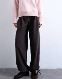 Model wearing Tailored balloon leg jogger in charocal