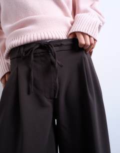 Model wearing Tailored balloon leg jogger in charocal