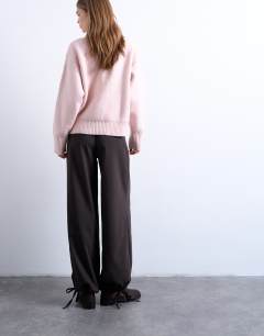 Model wearing Tailored balloon leg jogger in charocal