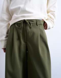 Model wearing Tailored balloon leg jogger in olive