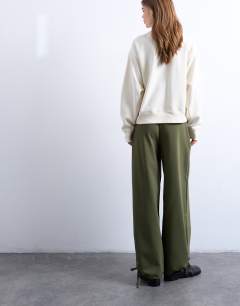 Model wearing Tailored balloon leg jogger in olive