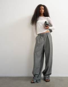 Model wearing Tailored cuff hem pleat trouser in grey marl