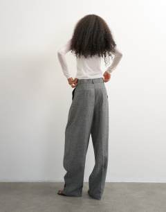 Model wearing Tailored cuff hem pleat trouser in grey marl