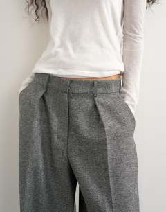 Model wearing Tailored cuff hem pleat trouser in grey marl