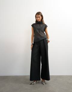 Tailored pleat detail low rise wide leg trousers in black