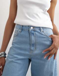 Model wearing Tall Barrel mid rise jean in bleach