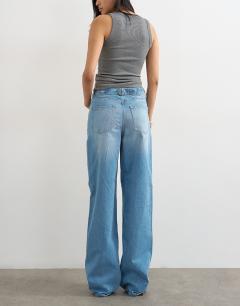 Model wearing Tall Cinch low rise relaxed jean in bleach