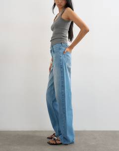 Model wearing Tall Cinch low rise relaxed jean in bleach