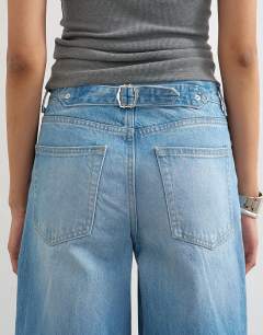 Model wearing Tall Cinch low rise relaxed jean in bleach