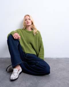 Model wearing Tall Cinch low rise relaxed jean in raw look indigo