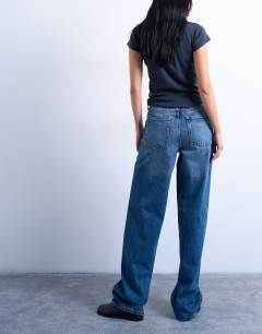 Model wearing Cinch low rise relaxed jean in vintage blue