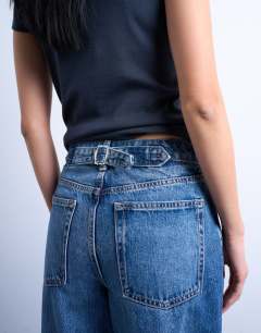 Model wearing Cinch low rise relaxed jean in vintage blue